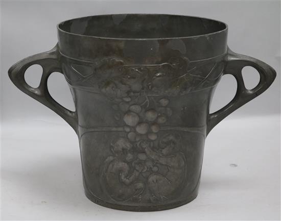An Art Nouveau pewter Osiris ice bucket / wine cooler